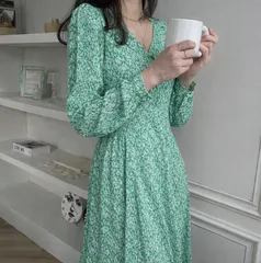 Vネック花柄ロングワンピース グリーン 長袖 フレア Aライン ウエスト切替 体型カバー きれいめ 春秋 上品 総柄 細見え 大人可愛い 通勤 デート お出かけ 高見え 韓国風 マキシ丈ワンピース レディース [1260]