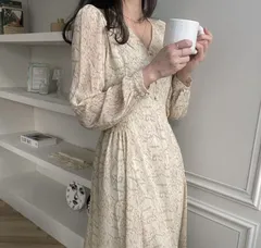 Vネック花柄ロングワンピース ベージュ 長袖 フレア Aライン ウエスト切替 体型カバー きれいめ 春秋 上品 総柄 細見え 大人可愛い 通勤 デート お出かけ 高見え 韓国風 マキシ丈ワンピース レディース [1259]