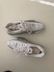 ナイキ ショックス R4 白 メタリックシルバー