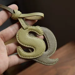 本革 アルファベット キーホルダー 全26文字 4色展開 手縫い レザー バッグチャーム 車キー イニシャル チャーム 名入れ風 カスタム ペア ギフト シンプル 上品 ハンドメイド チャーム ストラップ 手作り プレゼント 記念日 お祝い  SGPJ073