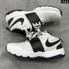 ナイキ 白黒スニーカー