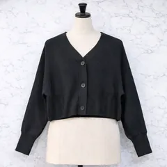 黒いクロップドカーディガン