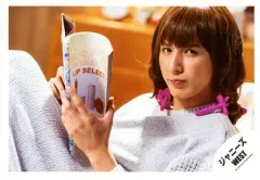 【中古】生写真(ジャニーズ) ジャニーズWEST/藤井流星/横型・膝上・座り・女装・衣装紫・両手本・左向き・カメラ目線・両足曲げ/シングル「ホメチギリスト/傷だらけの愛」MV＆ジャケ写オフショット/公式生写真