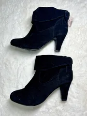 新品タグ付 クチュールブローチ ショートブーツ 23.5 24.0cm 40 黒 スエード調 バックリボン 上品 きれいめ ヒール 安定感 レディース シューズ 靴 ワールド Couture brooch 508-05205 ブラック