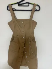 カーキ色サスペンダースカート チェーンPOINT
