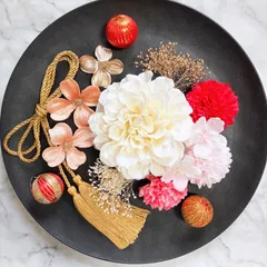 ホワイトダリアとドライフラワーかすみ草、桜、マム ピンクゴールドの髪飾り♡成人式 桜 結婚式  着物 卒業式 七五三