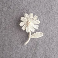 ブローチ　コサージュ　花　ハンドメイド　手編み　編み　編み物　レース編み　かぎ針編み　刺繍糸　白　エクリュ　キナリ　ベージュ　モノトーン　モノクロ　シック　大人可愛い　可愛い　レトロ　シンプル　マーガレット　デイジー　デージー　ノースポール　ひなぎく　おしゃれ