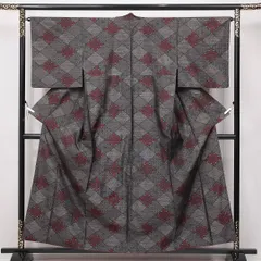 紬（大島紬） 袷 身丈157cm 裄丈64cm 正絹 Aランク Mサイズ 広衿 インフォーマル 麻の葉 花菱 黒系 1216-15023