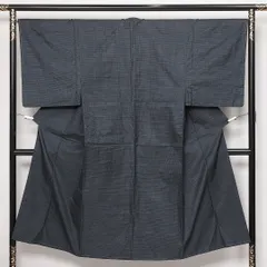 男着物（大島紬） 袷 紬 身丈143cm 裄丈67cm Sランク 正絹 棒衿 Mサイズ インフォーマル 経緯絣 亀甲絣 上品 落ち着き 紺系 1219-13955