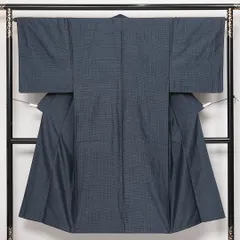 男着物（大島紬） 袷 紬 身丈137cm 裄丈66cm Sランク 正絹 棒衿 Sサイズ インフォーマル 経緯絣 亀甲絣 上品 落ち着き 紺系 1219-13957
