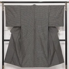 男着物（大島紬） 袷 紬 身丈139cm 裄丈66cm Sランク 正絹 棒衿 Sサイズ インフォーマル 経緯絣 亀甲絣 上品 落ち着き 紺系 1219-13960