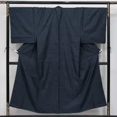 未使用品 男着物（大島紬） 袷 身丈150cm 裄丈70cm Nランク 正絹 棒衿 XLサイズ インフォーマル しつけ糸 亀甲絣 シック 伝統的 紺系 1219-14535