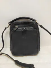 DAKS ダックス ショルダーバッグ 縦型 スリム レザー 本革 ブラック 黒 ロゴ型押し シルバー金具 薄マチ 前面ジップポケット コンパクト 鞄 A437