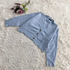 『Bershka』ベルシュカ　Vネック長袖ニットカーディガン　ショート丈　前開き　フロントボタン　リブ編み　ゆったりシルエット　ライトブルー(M)のサムネイル