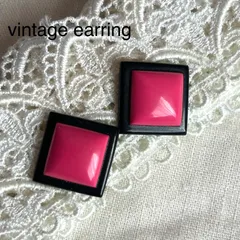 A00604ヴィンテージ レトロポップなピンク×黒のスクエアイヤリング