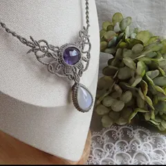 【再販しました】アメジストとレインボームーンストーンのチョーカー風マクラメ編みネックレス