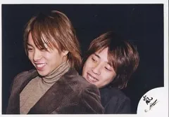 【中古】生写真(ジャニーズ) 嵐/櫻井翔・二宮和也/横型・バストアップ・目線左・背景黒/公式生写真