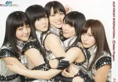 【中古】生写真(ハロプロ) °C-ute/集合(5人)/横型・上半身・衣装銀黒・センター矢島・抱き合う・背景白・11/超!超ワンダフルツアー
