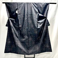 新品　大島紬　着物　レディース　仕付糸付き　昭和レトロ　花　黒系　美品　管理番号KKVKAM14