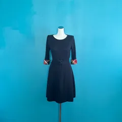 1541 ブルーレーベルクレストブリッジ Aライン ニットワンピース 背面ロゴプレート