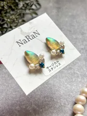 530≫ オーロラシェル×ビジューパールピアス｜小ぶり華やかデザイン 約2cm