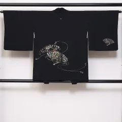 黒羽織 袷 身丈79cm 裄丈64cm 正絹 Sランク Mサイズ 一つ紋（違い鷹の羽） セミフォーマル 紐あり 檜扇 組紐 漆糸 黒系 1217-06183