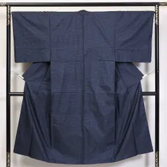男着物（大島紬） 袷 身丈146cm 裄丈67cm 正絹 Sランク Lサイズ 棒衿 インフォーマル 亀甲絣 紺系 1219-06258
