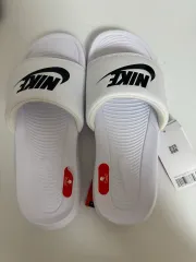 ナイキ 白 スリッパ