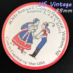 缶バッジ　アメリカ　輸入 雑貨　ビンテージ 『 40周年　ウィルバー　チェコフェスティバル　伝統衣装イラスト 』 当時物　ヴィンテージ　バッチ　ピンバッチ　※ メッセージ　ノベルティー　広告　レトロ　( BAT1573 )