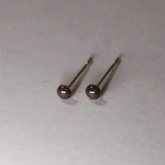 3mm 小ぶりで主張が控えめなスタッズピアス　出っ張りが少なく引っ掛かりにくい　アレルギー対応ステンレス　ブラウン茶