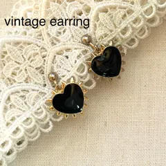 A01704ヴィンテージ 黒ハートにギザギザゴールドのゆらゆらイヤリング