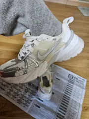 ナイキ v2k RUN メタリックシルバー 230