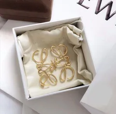 上品　高級感あるプローチ　ゴールド