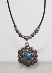 ターコイズフラワー✨ネックレス　　インディアン　　　かわいいネックレス　　　フラワー調ターコイズネックレス　　　ボヘミアン　　エスニック　　　レディースネックレス　　　ネックレスレディース　　　ターコイズペンダント　　　レディースペンダント