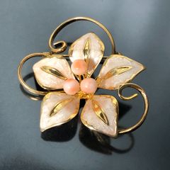FINE WHITE 天然桃珊瑚 エナメル 花モチーフ ブローチ - メルカリ