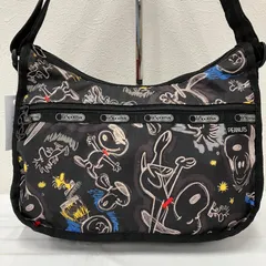 323　LeSportsac　レスポートサック　 ショルダーバッグ　斜めがけ　紐調節可能　 クラシックホーボー　エッセンシャル　PEANUTS　コラボ　 スヌーピー　ウッドストック　ブラック系　 黒　チョークボード柄　ナイロン　軽量　 レディース