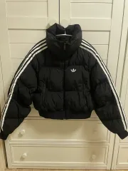 (送料無料※メルカリshop取引では対象外)adidas アディダス クロップド 合成ダウン パーカ ブラック JX2970