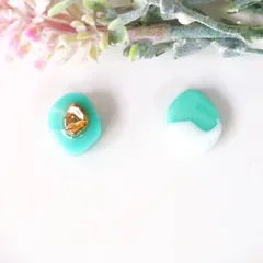no.479　レジン　宝石型　グリーン　白色　ピアス　イヤリング　ハンドメイド
