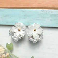 真っ白な桜とパールのシンプルイヤリング