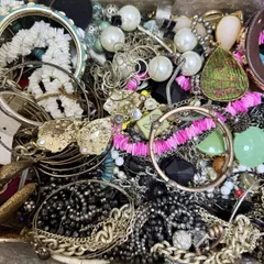 【D】9.1kg アクセサリー まとめ売り ネックレス 指輪 ブローチ リング ジュエリー コスチューム ジャンク まとめ セット 卸売 大量 リメイク まとめて 遺品整理 イミテーション コスチューム ジャンク 現状 金属 メッキ バングル 個 点 Q755