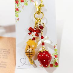 ♡茶トラ猫ちゃんといちごのキーホルダー♡ - メルカリ