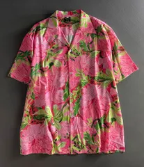 《新品・未使用》ピンクグラフィティ花柄 キューバカラー 半袖アロハシャツ ユニセックス ハワイアン レトロ メンズ開襟 カジュアルタイプ (K)