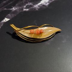 天然石 珊瑚 翡翠 ブローチ ゴールドカラー - メルカリ