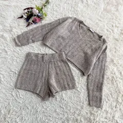 フォロワー限定お得なクーポン配布中！ 『ZARA』ザラ　ニットセットアップ　クロップド丈　長袖　セーター　Vネック　ショートパンツ　ウール混　リブ編み　ベージュ　上下サイズ違い(トップス M、パンツ S)
