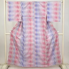 たんす屋 TANSU-YA 着物 リユース着物 紬 ピンク 紫  カジュアル 矢羽根 袷 絹 未洗い 【身丈】155cm【裄丈】64cm MS7842