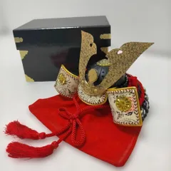 五月人形 兜飾り ミニサイズ 金色 端午の節句 子どもの日 コンパクト 兜 置物 和風インテリア 毛氈付き 箱付き 季節飾り 玄関飾り 飾りやすい 省スペース　260108-1T