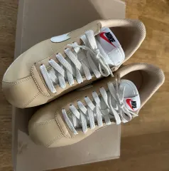 ナイキ コルテッツ ベージュ スニーカー