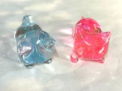 ハンドメイド レジン製猫さん 青とピンク ２個セット