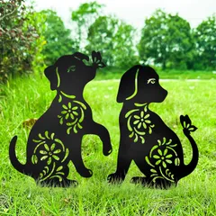 人気商品ガーデン置物 ガーデンオーナメント 犬 ドッグ 透かし彫り 犬 鉄製 プレート 屋外 ガーデンオブジェ 飾り 園林 園芸用品 ガーデン 芝生 お洒落 金属製 北欧 シルエット ガーデニング雑貨 屋根 インテリア MrMrKura (2匹犬)