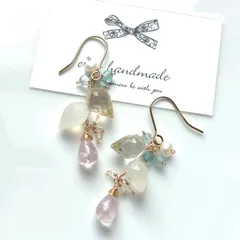 春色天然石のつぼみピアス